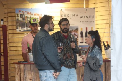 La feria vitivinícola referente en la comarca se celebra en la plaza Mayor cacabelense durante todo el fin de semana.