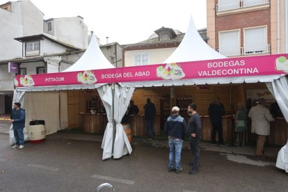 La feria vitivinícola referente en la comarca se celebra en la plaza Mayor cacabelense durante todo el fin de semana.