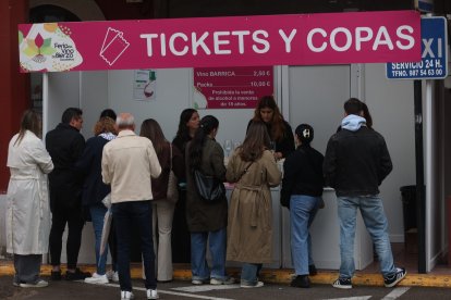 La feria vitivinícola referente en la comarca se celebra en la plaza Mayor cacabelense durante todo el fin de semana.