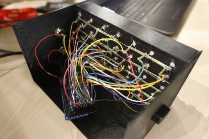 El cableado interno del dispensador automático.
