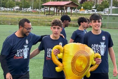 El equipo peñista festeja el título conquistado por todo lo alto en su feudo de La Palomera.