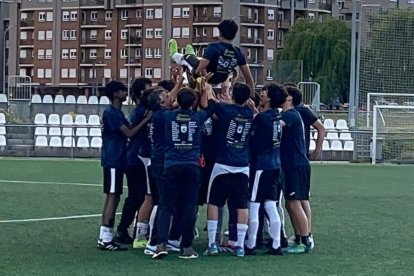 El equipo peñista festeja el título conquistado por todo lo alto en su feudo de La Palomera.