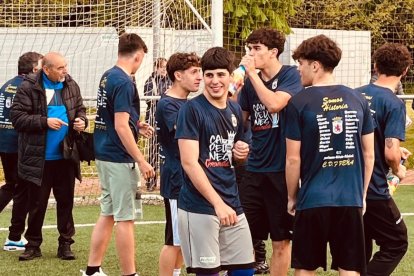 El equipo peñista festeja el título conquistado por todo lo alto en su feudo de La Palomera.