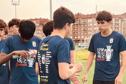 El equipo peñista festeja el título conquistado por todo lo alto en su feudo de La Palomera.