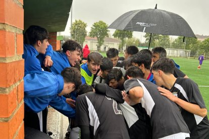 El equipo peñista festeja el título conquistado por todo lo alto en su feudo de La Palomera.