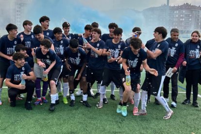 El equipo peñista festeja el título conquistado por todo lo alto en su feudo de La Palomera.