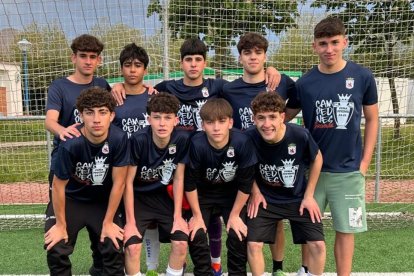 El equipo peñista festeja el título conquistado por todo lo alto en su feudo de La Palomera.