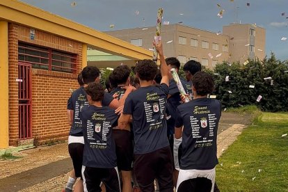 El equipo peñista festeja el título conquistado por todo lo alto en su feudo de La Palomera.