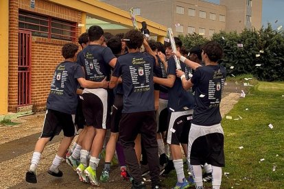 El equipo peñista festeja el título conquistado por todo lo alto en su feudo de La Palomera.