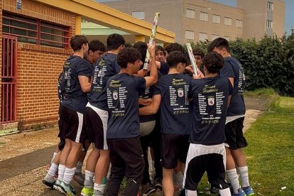 El equipo peñista festeja el título conquistado por todo lo alto en su feudo de La Palomera.