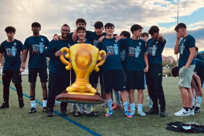El equipo peñista festeja el título conquistado por todo lo alto en su feudo de La Palomera.
