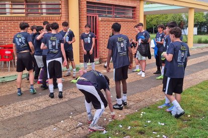 El equipo peñista festeja el título conquistado por todo lo alto en su feudo de La Palomera.