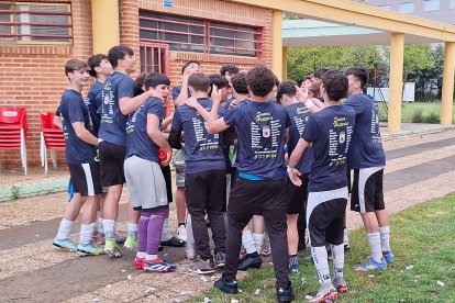 El equipo peñista festeja el título conquistado por todo lo alto en su feudo de La Palomera.