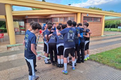 El equipo peñista festeja el título conquistado por todo lo alto en su feudo de La Palomera.