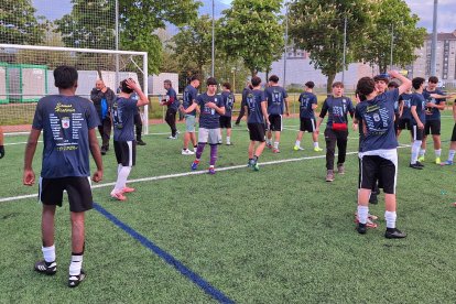 El equipo peñista festeja el título conquistado por todo lo alto en su feudo de La Palomera.