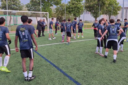 El equipo peñista festeja el título conquistado por todo lo alto en su feudo de La Palomera.