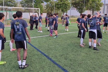 El equipo peñista festeja el título conquistado por todo lo alto en su feudo de La Palomera.