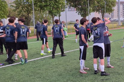 El equipo peñista festeja el título conquistado por todo lo alto en su feudo de La Palomera.