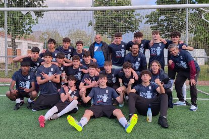 El equipo peñista festeja el título conquistado por todo lo alto en su feudo de La Palomera.