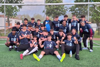 El equipo peñista festeja el título conquistado por todo lo alto en su feudo de La Palomera.