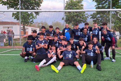 El equipo peñista festeja el título conquistado por todo lo alto en su feudo de La Palomera.