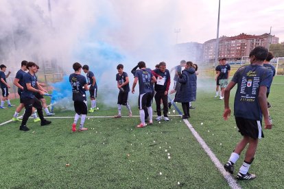 El equipo peñista festeja el título conquistado por todo lo alto en su feudo de La Palomera.