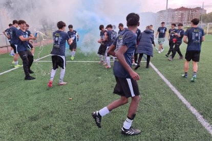 El equipo peñista festeja el título conquistado por todo lo alto en su feudo de La Palomera.