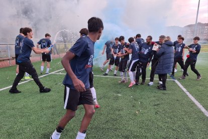 El equipo peñista festeja el título conquistado por todo lo alto en su feudo de La Palomera.