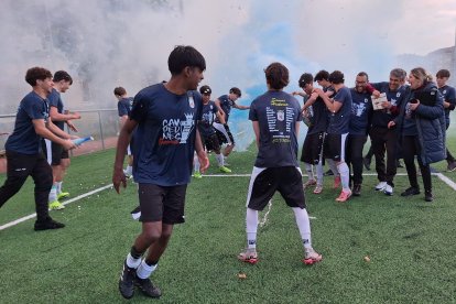 El equipo peñista festeja el título conquistado por todo lo alto en su feudo de La Palomera.