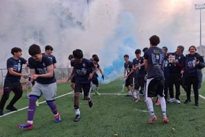El equipo peñista festeja el título conquistado por todo lo alto en su feudo de La Palomera.