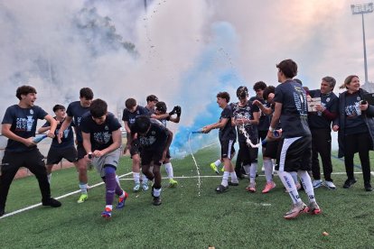 El equipo peñista festeja el título conquistado por todo lo alto en su feudo de La Palomera.