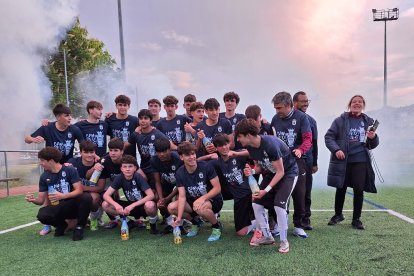 El equipo peñista festeja el título conquistado por todo lo alto en su feudo de La Palomera.
