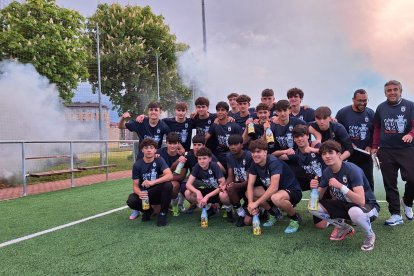 El equipo peñista festeja el título conquistado por todo lo alto en su feudo de La Palomera.