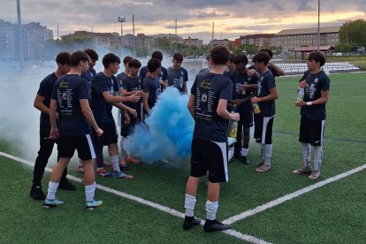 El equipo peñista festeja el título conquistado por todo lo alto en su feudo de La Palomera.