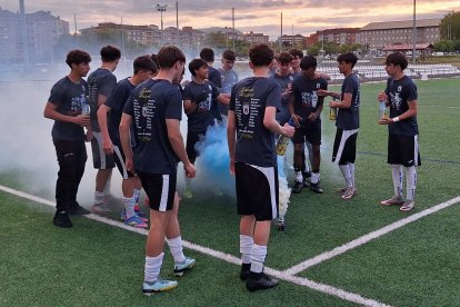 El equipo peñista festeja el título conquistado por todo lo alto en su feudo de La Palomera.