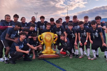 El equipo peñista festeja el título conquistado por todo lo alto en su feudo de La Palomera.