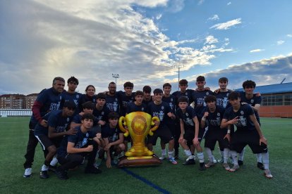 El equipo peñista festeja el título conquistado por todo lo alto en su feudo de La Palomera.