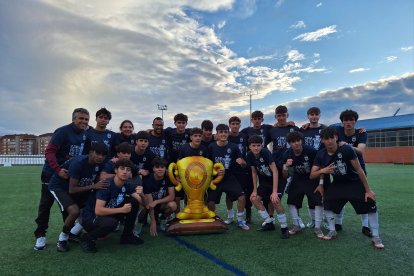 El equipo peñista festeja el título conquistado por todo lo alto en su feudo de La Palomera.