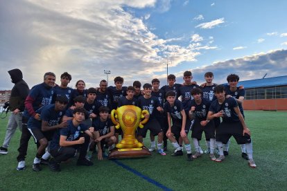 El equipo peñista festeja el título conquistado por todo lo alto en su feudo de La Palomera.