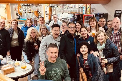 El equipo peñista festeja el título conquistado por todo lo alto en su feudo de La Palomera.