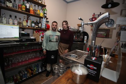 David Garrido y Tania Masogo, en su bar de Santa Marina.