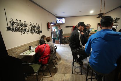 El bar Diecise16, punto de encuentro de todo el pueblo.