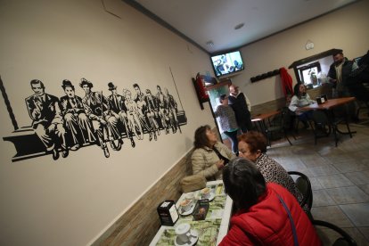 El bar Diecise16, punto de encuentro de todo el pueblo.