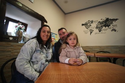 Diana García y Javier Mata, con su hija Natalia.