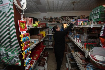 Macu regenta la única tienda de ultramarinos que resiste en Santa Marina.