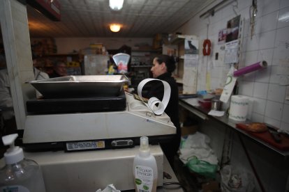 Macu regenta la única tienda de ultramarinos que resiste en Santa Marina.