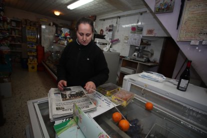 Macu distribuye el Diario de León en papel entre el vecindario.
