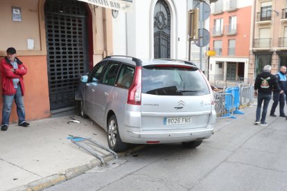 Un coche se empotra contra un local en el centro de Astorga.