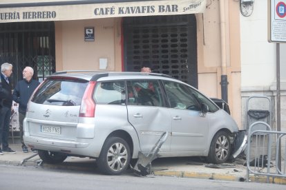 Un coche se empotra contra un local en el centro de Astorga.