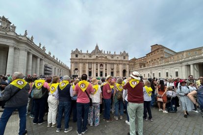 Grupo de leoneses de viaje por Italia que acudieron al Regina Caeli este domingo en la plaza de San Pedro.